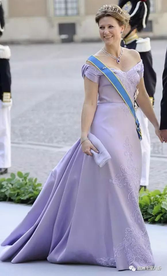 约旦王后衣品_莱蒂西亚王后衣品_约旦王后和西班牙王后很像