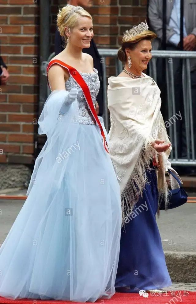 约旦王后和西班牙王后很像_约旦王后衣品_莱蒂西亚王后衣品