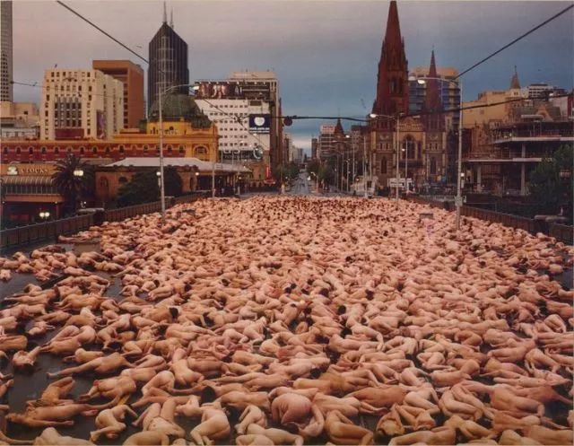上万名裸男裸女齐聚街头!眼前都是肉啊!