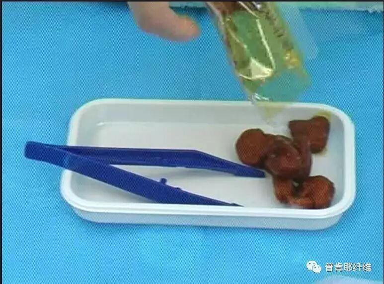 Ⅳ 女患者导尿术·初步消毒 ①按照 无菌要求打开导尿包,取出初步