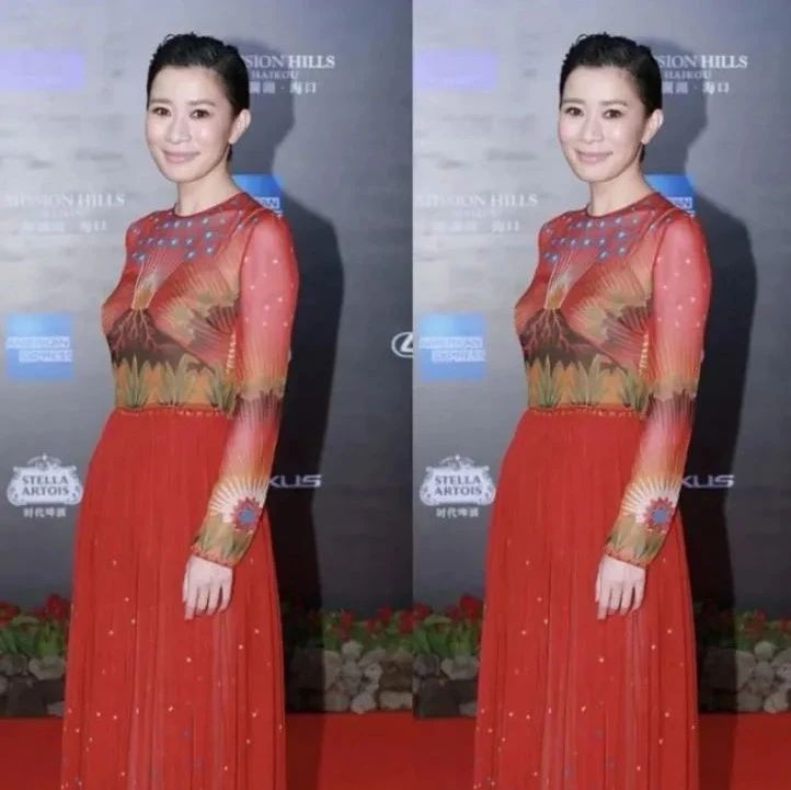 佘诗曼穿一身大红裙参加活动,造型设计太奇葩,起码年老十岁