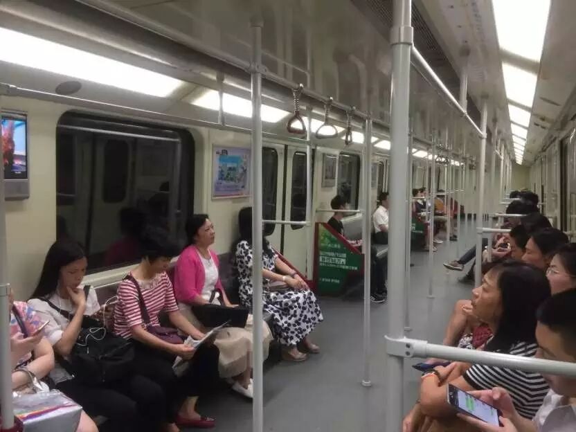 实拍广州地铁高峰期:小心被挤怀孕了…-怀孕期