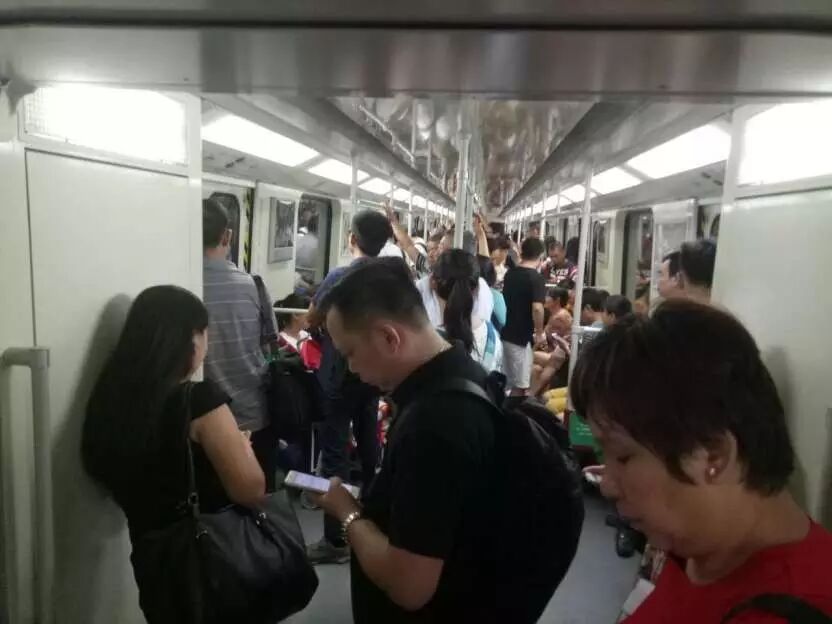 实拍广州地铁高峰期:小心被挤怀孕了…-怀孕期