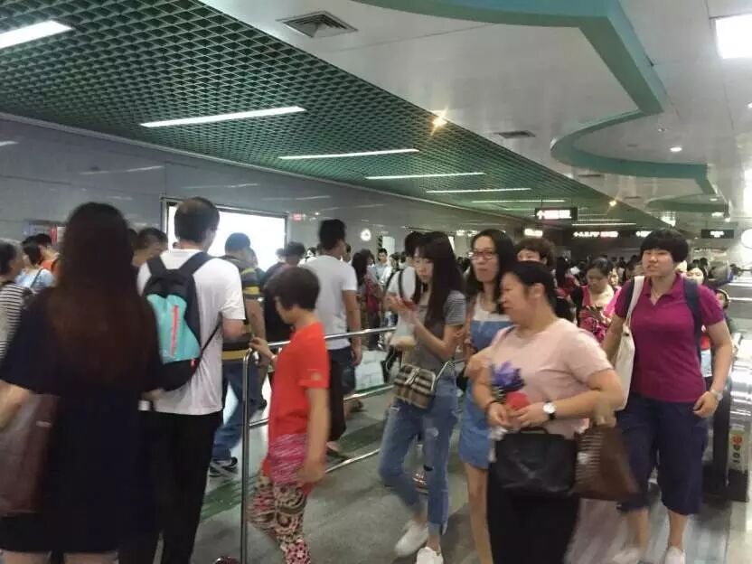 实拍广州地铁高峰期:小心被挤怀孕了…-怀孕期