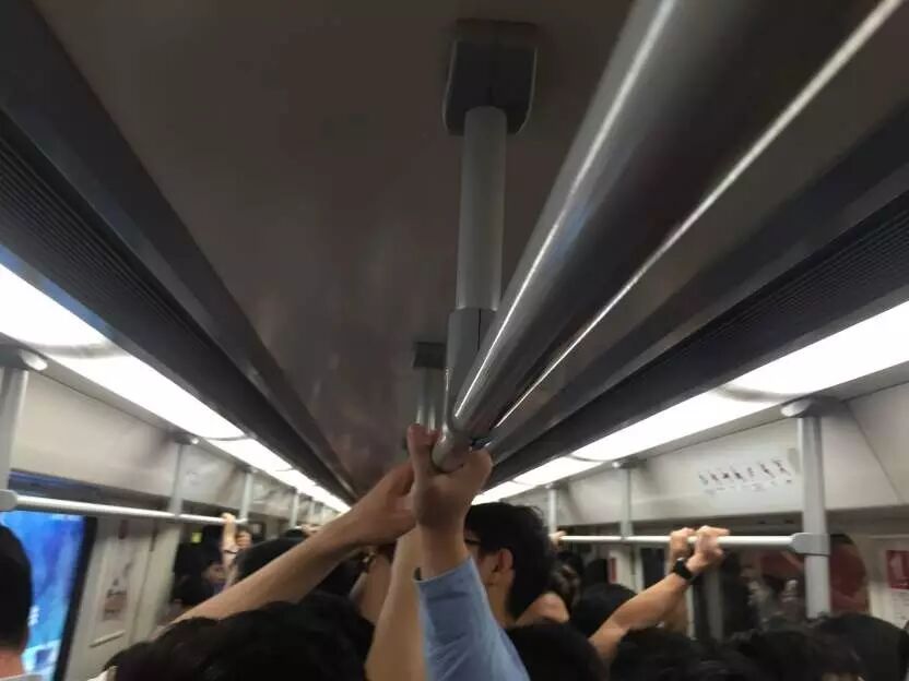 实拍广州地铁高峰期:小心被挤怀孕了…-怀孕期