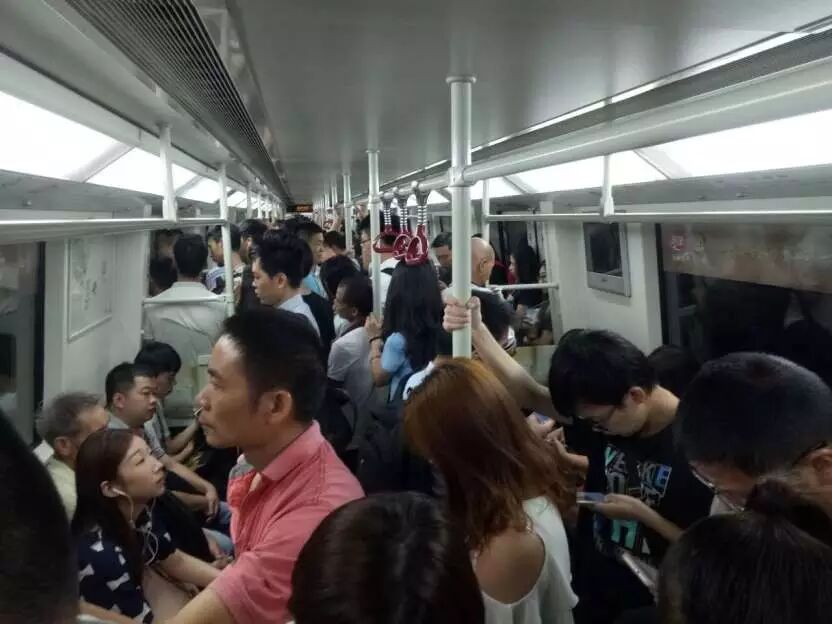 实拍广州地铁高峰期:小心被挤怀孕了…-怀孕期