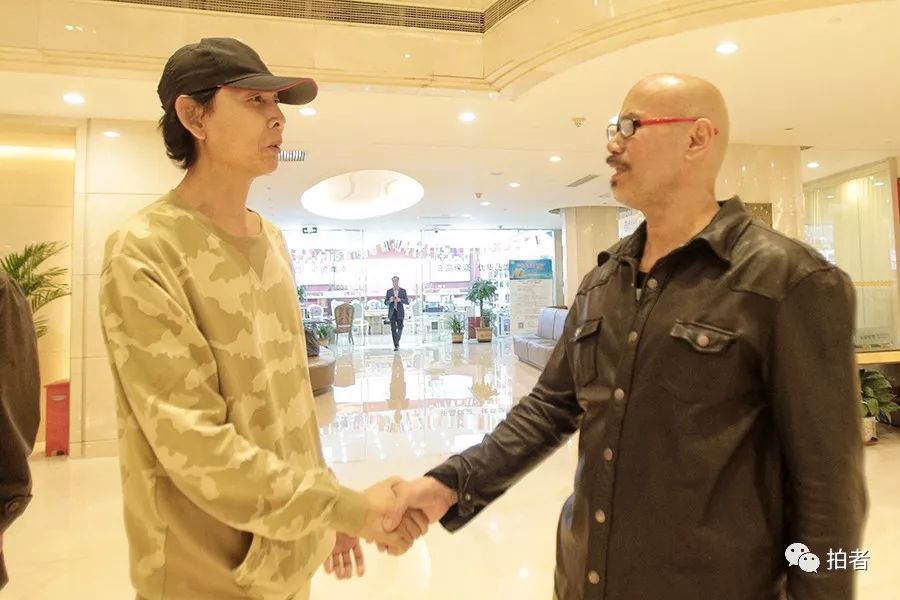 阮小七饰演者李冬果和阮小五饰演者张衡平握手.