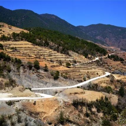 铁柳镇人民村:撸起袖子加油干,修通公路奔小康