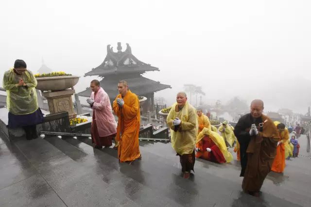 一位真实的历史人物,法号契此,是唐末至五代后梁僧人,出生于奉化长汀