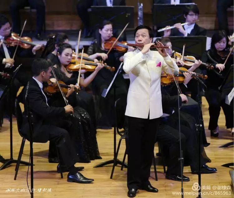 【现场图集】春到湘江--著名竹笛大师詹永明独奏交响音乐会成功举办!