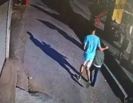 福州鼓山中學旁有人當街拖走小孩 體院學生救人