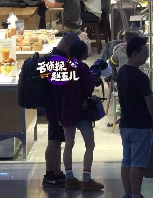街拍明星粉色毛衣搭配图片_街拍明星秋季穿搭图片_街拍明星