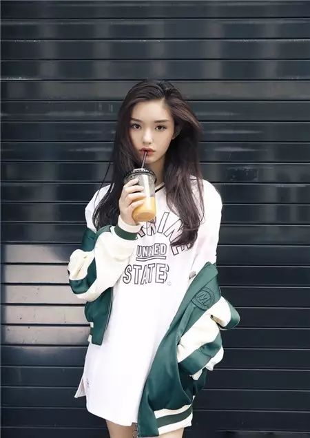 街拍明星秋季穿搭图片_街拍明星粉色毛衣搭配图片_街拍明星/
