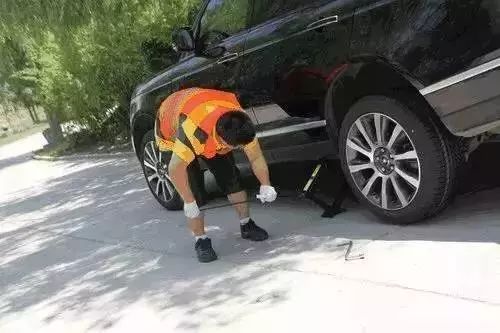 升起底盘摇轮胎