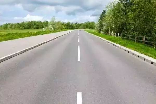 跑直线观察车辆是否沿直线行驶