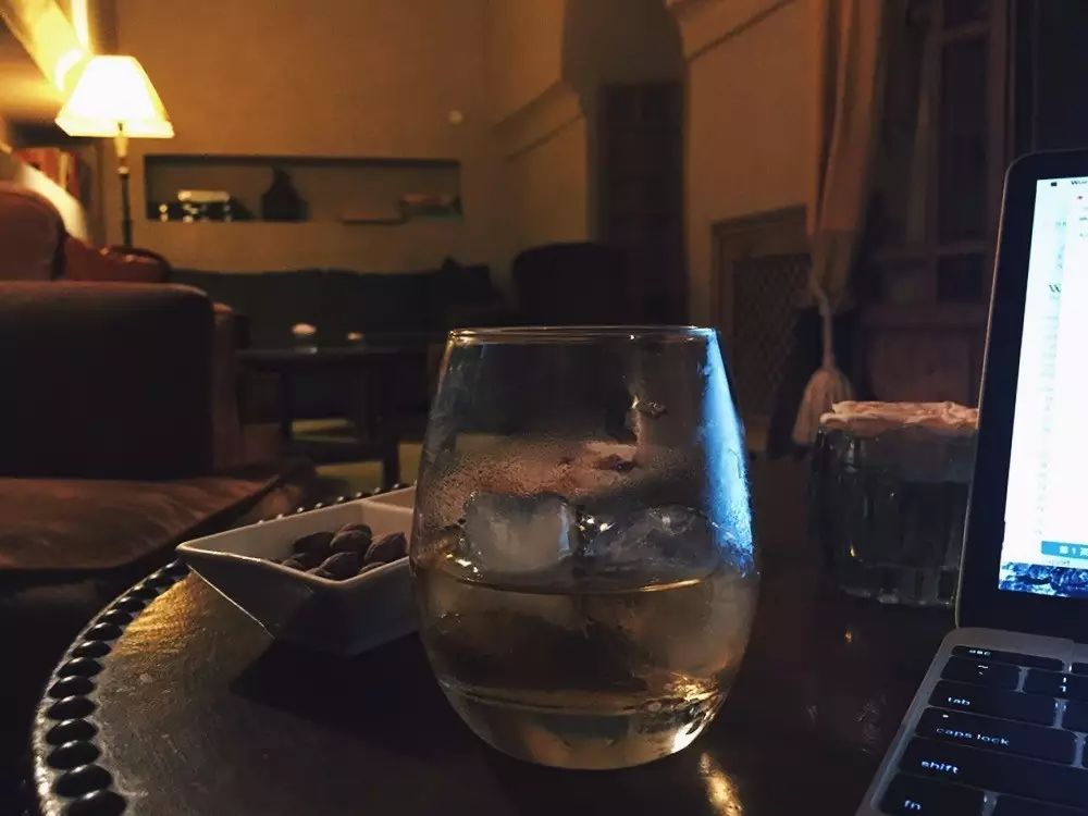 马拉喀什一家riad的living room,晚上只有我一个人在喝酒