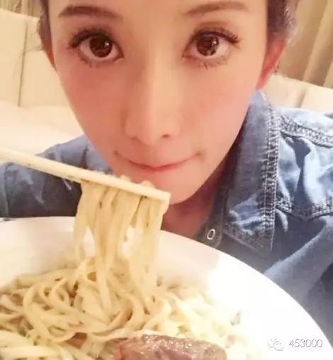 林志玲近照曝光,嗮吃夜宵自拍一脸无辜似少女