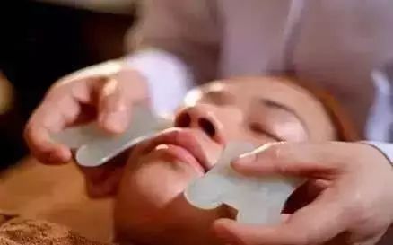 刮痧为什么能去斑、去痘、美容？这些是你不知道