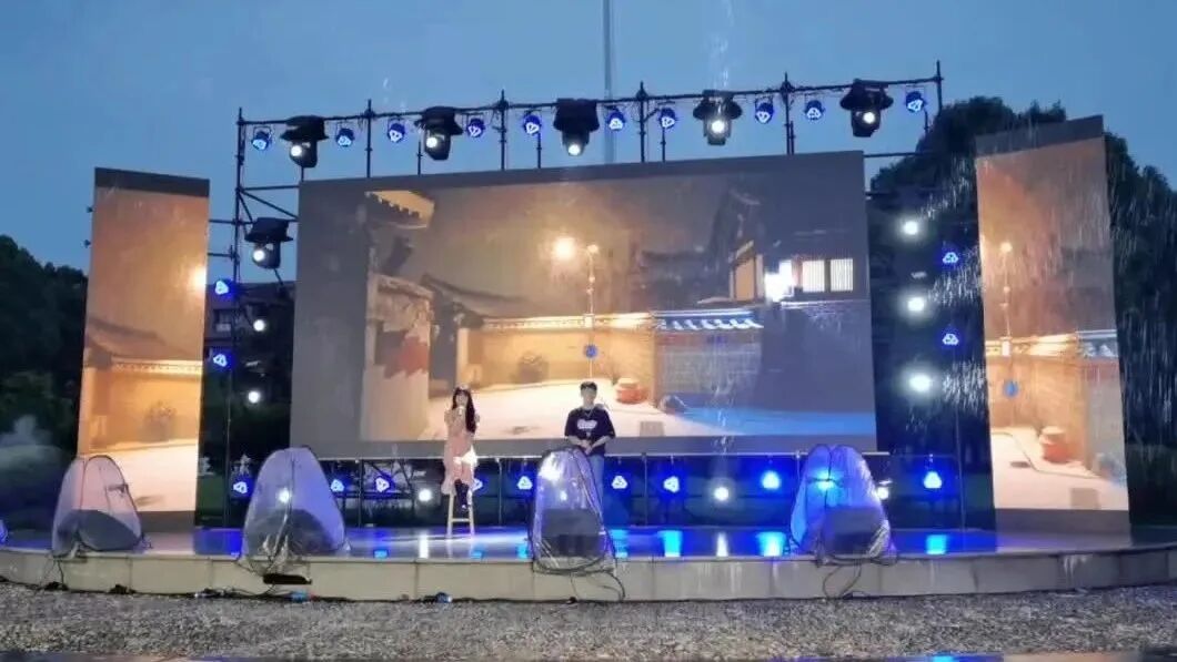 泪崩！2023届毕业生雨中高歌，深情告别母校-1