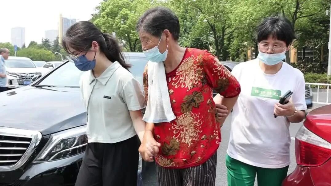 祖孙三代！上学场面温馨：⭐2022级小萌新，入列！-3