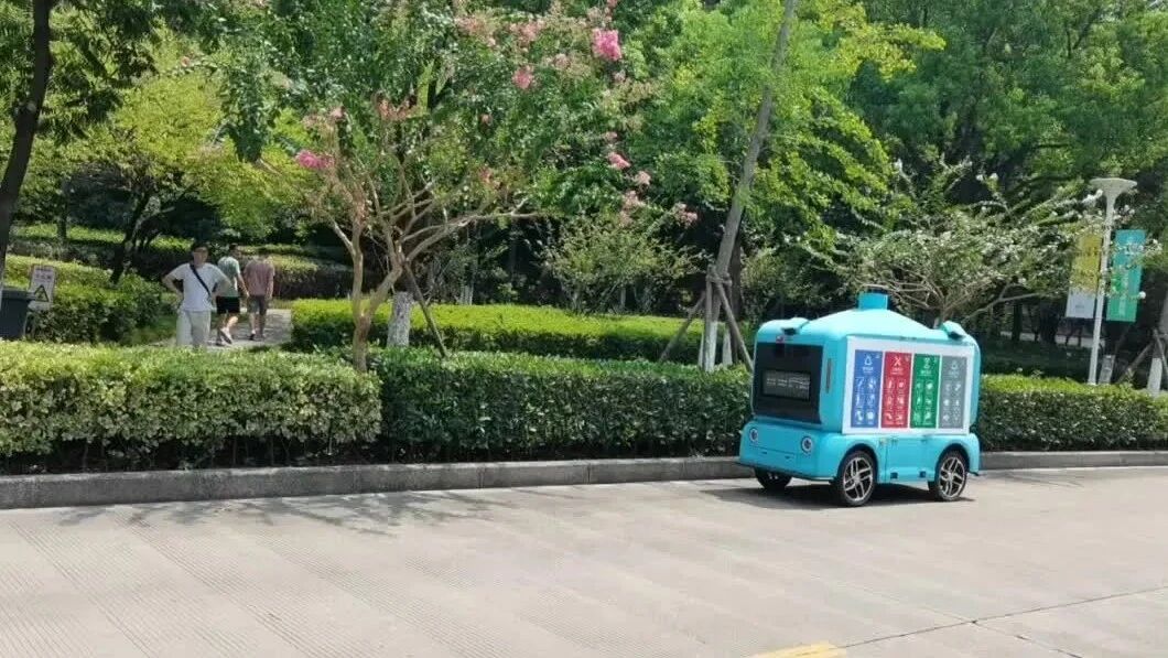 垃圾分类宣讲机器人也来凑热闹！校园里无处不在。⭐2022级小萌新，入列！-4