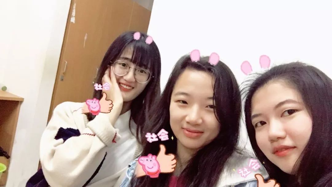和大学室友合影