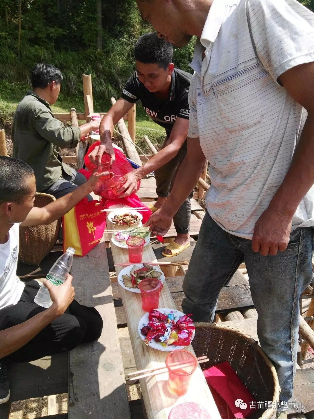 多逸寨人为你讲述偷梁木和上梁的有趣经历