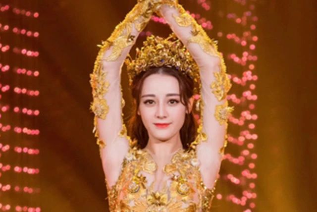 金鹰女神迪丽热巴登场,“天鹅臂”身材婀娜惊艳观众