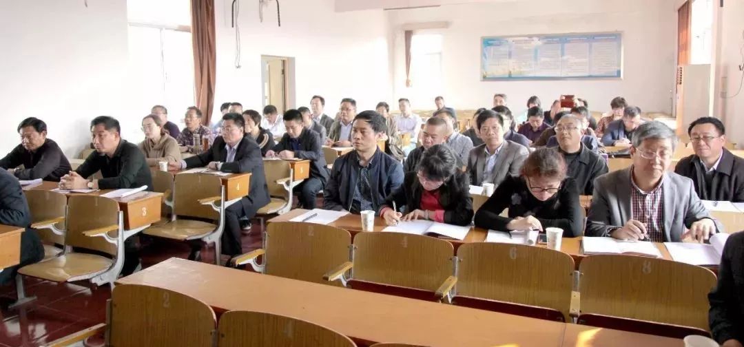 会议由县纪委派驻第九纪检组组长,县教育纪工委书记戴丽君主持.