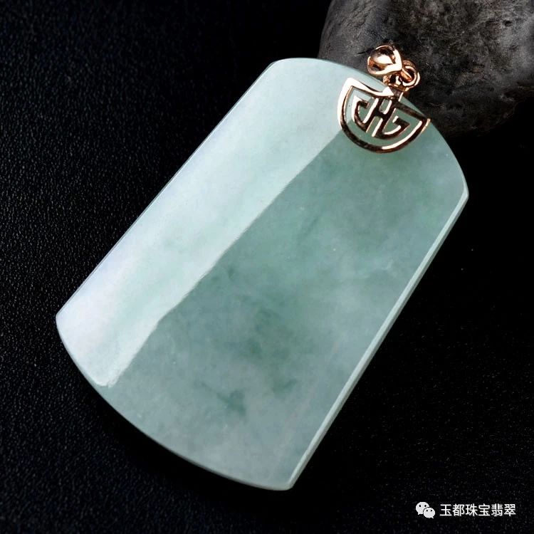如意宝翡翠讲堂你了解翡翠无事牌的寓意与适合佩戴人群吗