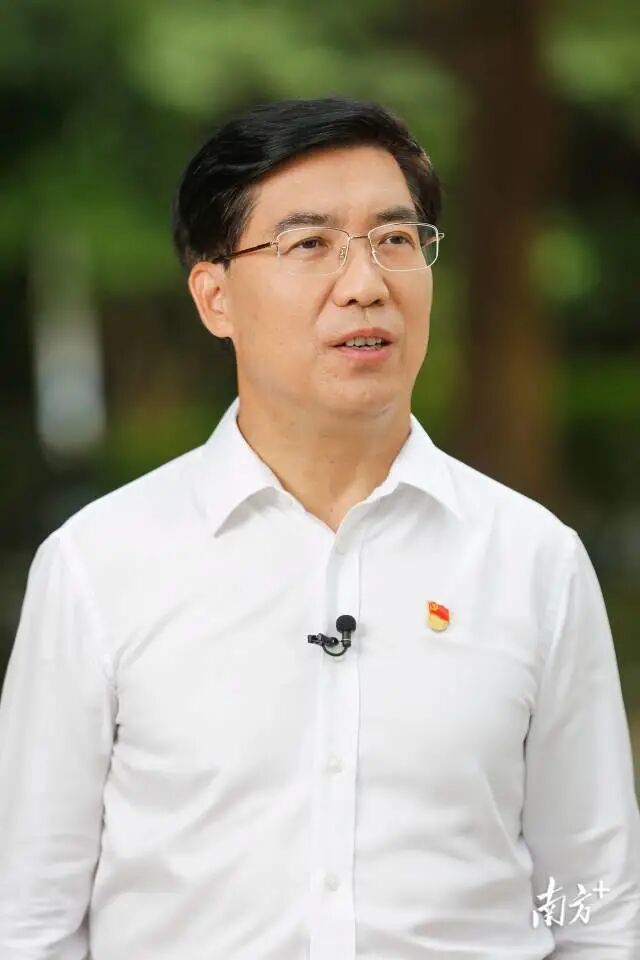 中山市委书记,市人大常委会主任赖泽华.