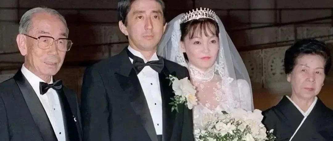 安倍晋三夫妇相处35年,酗酒 无子 婆媳不和,她真爱安倍吗?