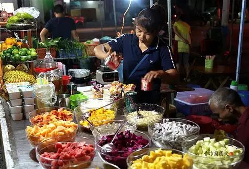 就是像广西街头的酸嘢店(把水果用盐水泡制),另有一种就是做水果捞的