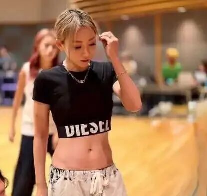 進化し続ける歌姫”倖田來未、鍛え抜かれた美ボディに反響「腹筋 ...