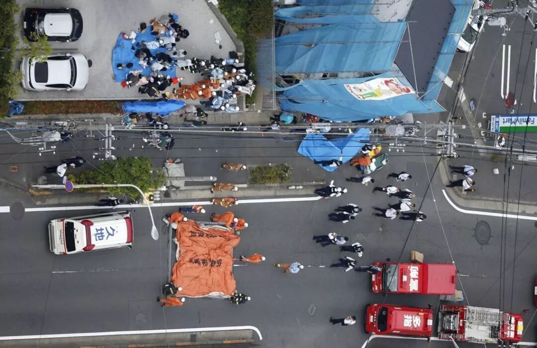 丧心病狂! 男子当街无差别砍人 19伤3死 等校车的小学生全部被捅 凶手割喉自刎