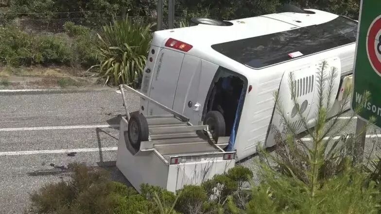 突发! 中国旅游团新西兰发生严重车祸 20人受伤 直升机出动救援