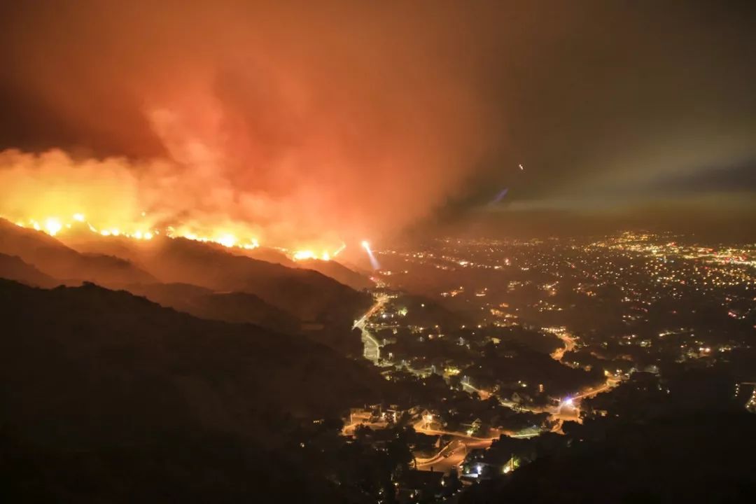 告急! 加拿大山火已失控 4000人连夜逃命! 烈火每小时吞噬5公里 家园成炼狱