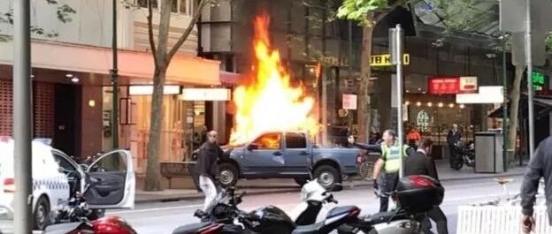 突发! 恐怖分子点燃汽车冲进闹市 连捅多人 凶手是长住加拿大的ISIS成员