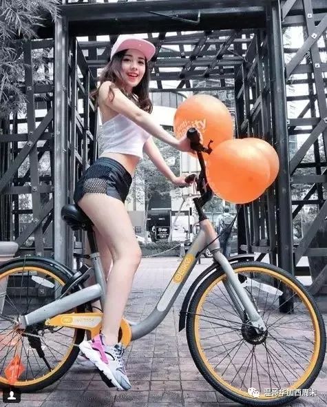 华人空姐爆红！因长太美被乘客偷拍 外媒惊为天人：这是世界最美空姐吧！