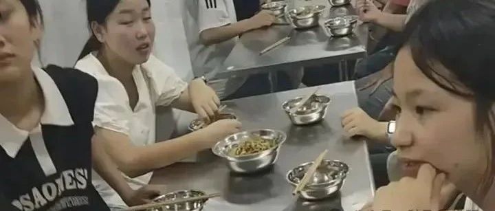 曝一中学食堂4人同吃一盘素菜，家长：像是喂猪的饭！官方回应