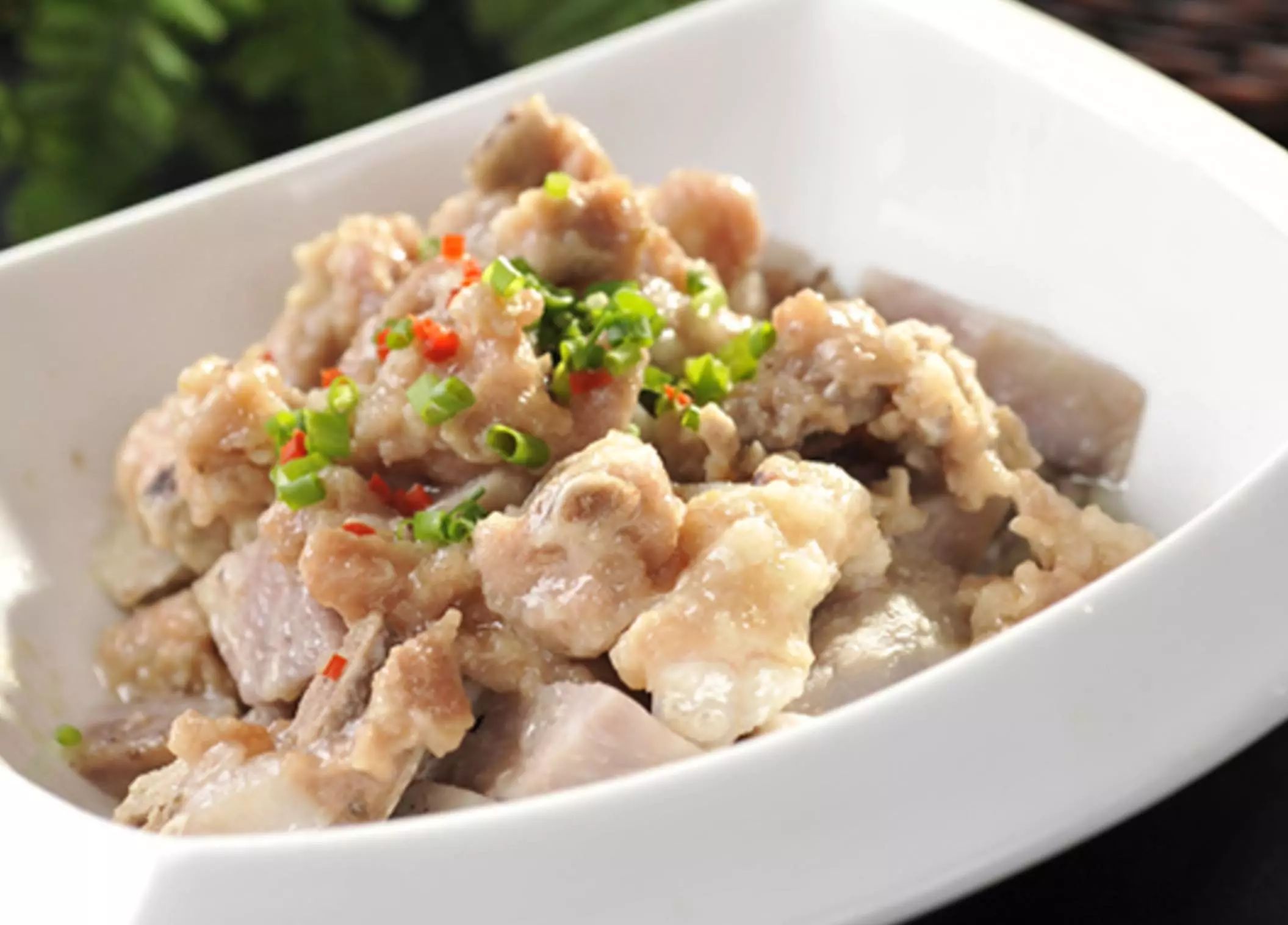 营养早餐:炸酱粉,鸡蛋 丰富午餐:蘑菇肉片汤,香菇炒鸡,香芋蒸排骨