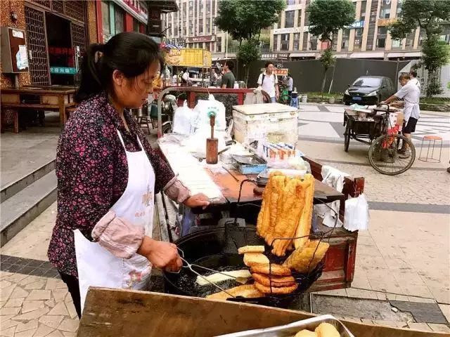 彭主任 "我竟然在油条摊摊吃到了小时候的油糕!