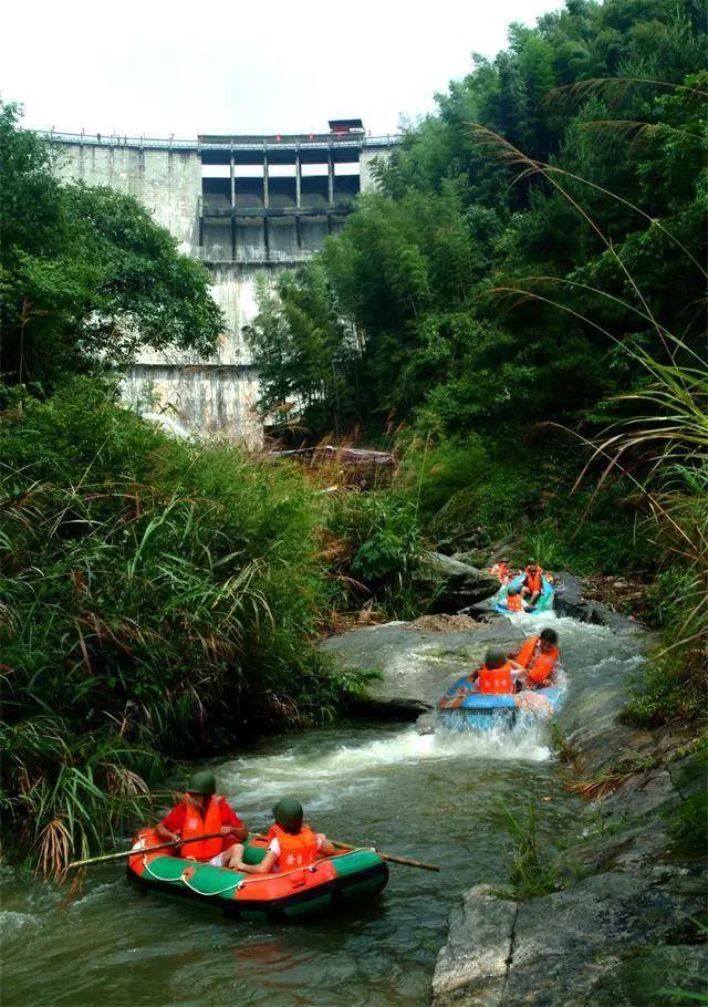 长沙周边旅游-平江沱龙峡空中玻璃漂流