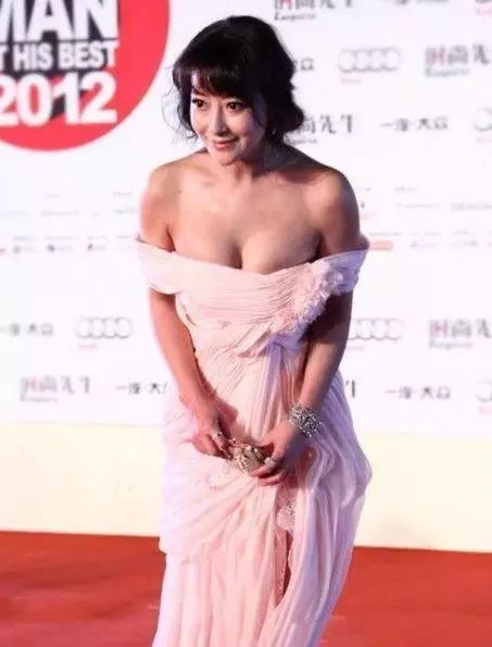 39岁陈紫函终于穿衣成熟了,以前那些裙子网友都想帮她扔了!