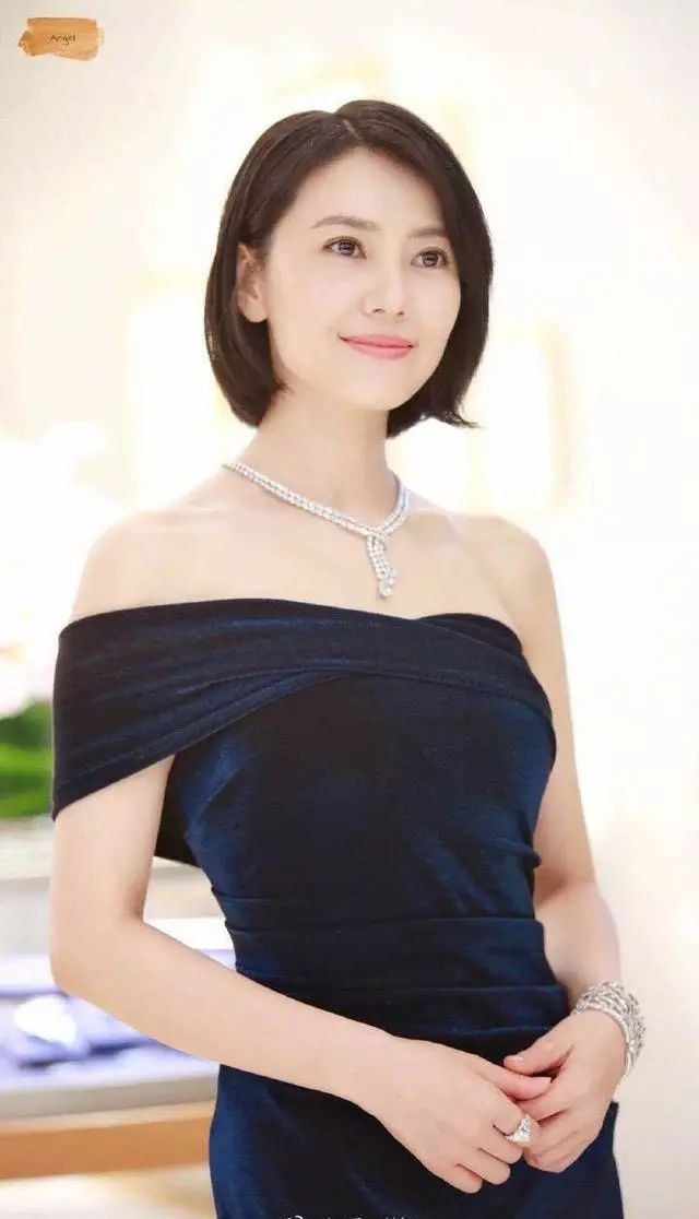 看了陈意涵穿黑礼服,再看看高圆圆,真心想问赵又廷一句:后悔不