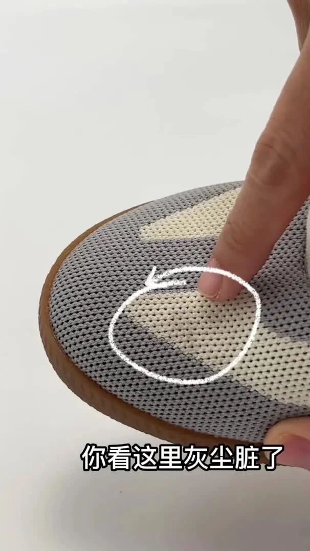 而飞织材料的的德训鞋，咱们测试用刀刮都没有问题，非常抗造。⭐明星都爱穿的【德训鞋】，竟然出飞织系列了，美爆了！-1