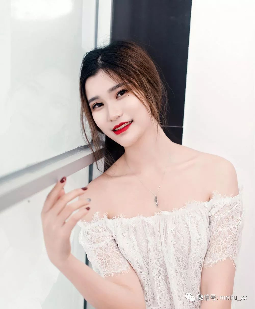 身穿中性感写真镜头服饰吊带,秀出迷人的的乳沟,在美女前大秀其性感美女宣蓉图片