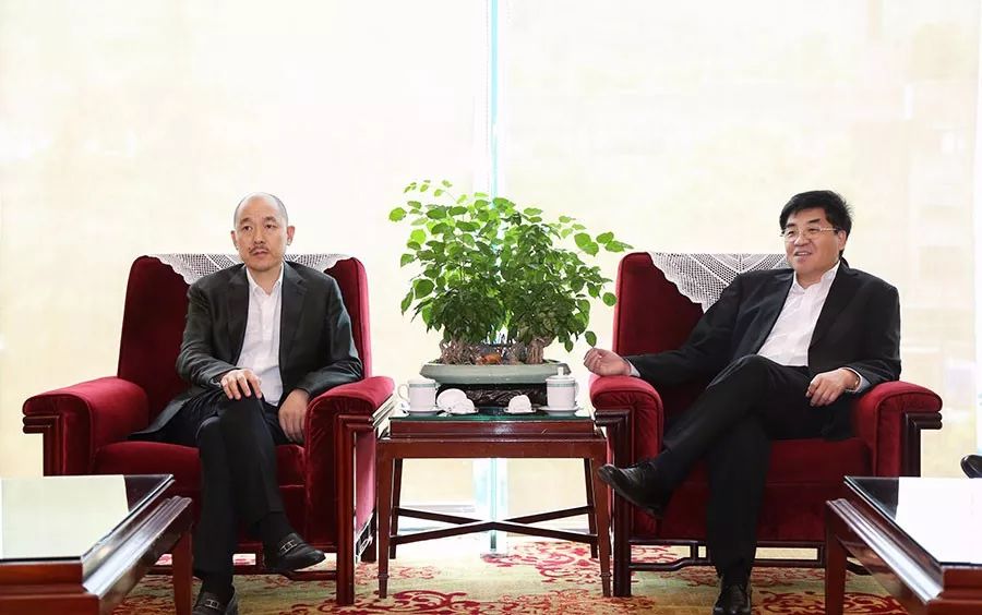 陈承守带领部分在杭异地商会会长与通化市市委书记王志厚率领的市政