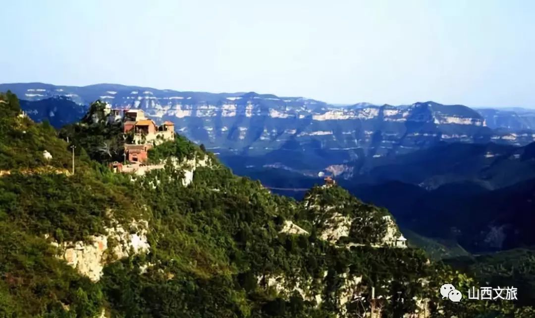 还有钟楼,鼓搂等附设建筑,近年来又修设了吊桥等观光旅游景点,为游客