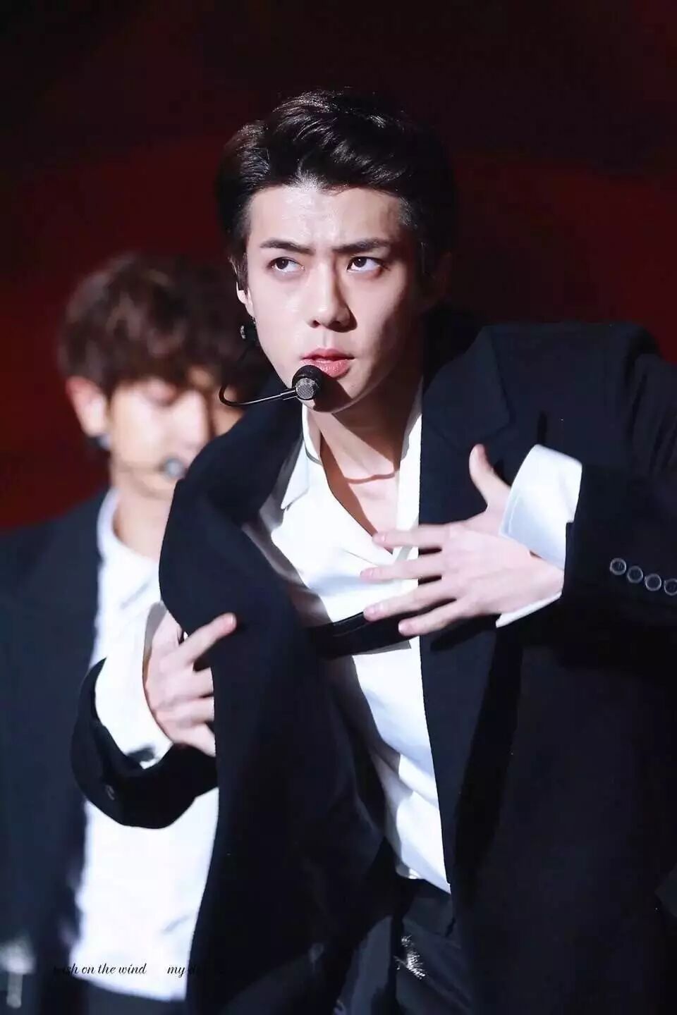 吴世勋最新壁纸:还以为我勋穿睡裤!